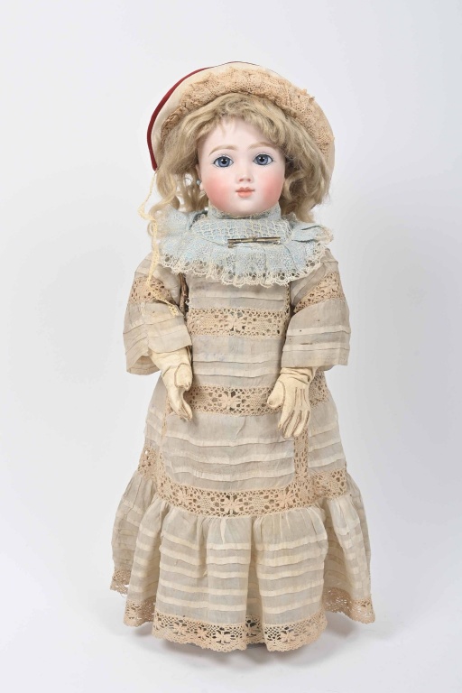 Robe de poupée ancienne - Canada Robe de poupée ancienne - Canada