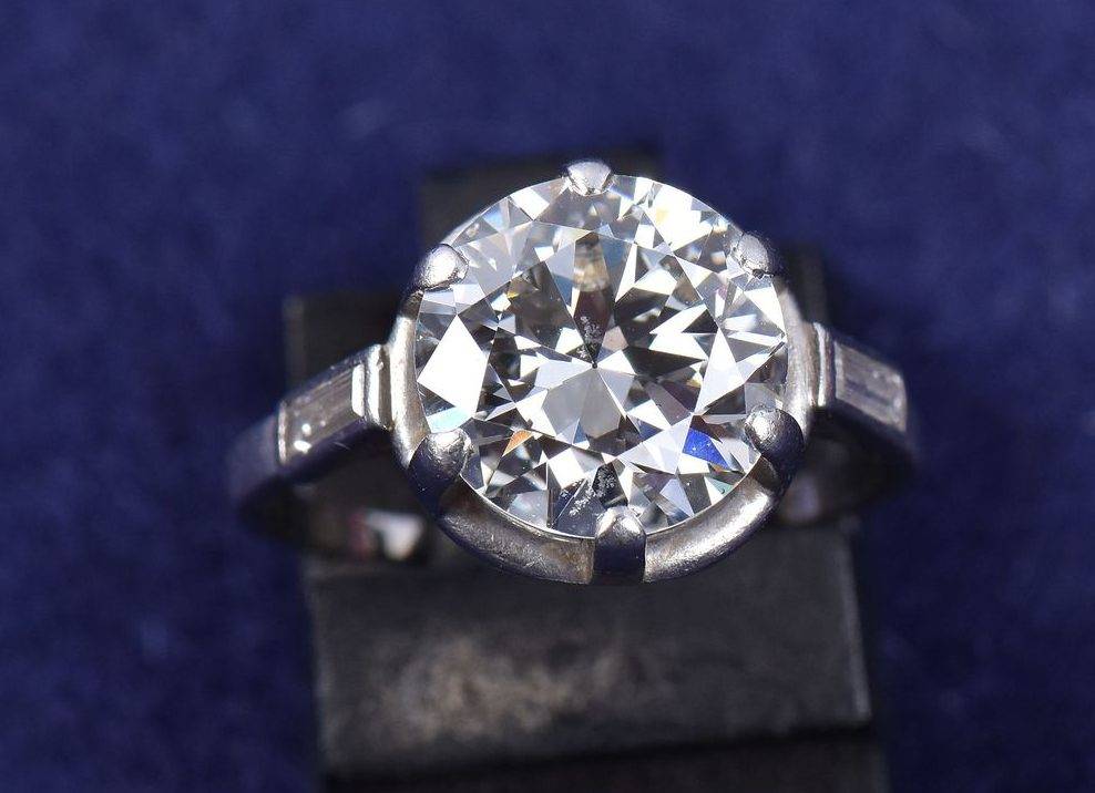 Adjugé 16 000 €