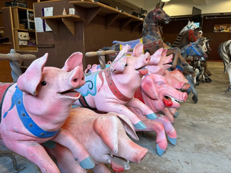 Carrousel en bois démonté avec 28 animaux, début XXe siècle. Estimation : 50 000 euros - 80 000 euros.