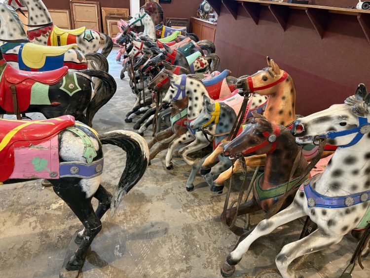 Éléments du carrousel en bois démonté avec 28 animaux, début XXe siècle. Estimation : 50 000 euros - 80 000 euros.