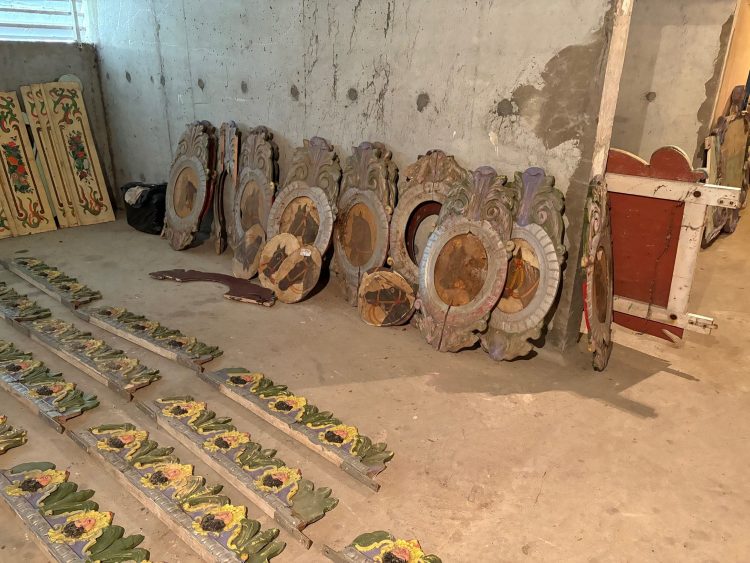 Éléments du carrousel en bois démonté avec 28 animaux, début XXe siècle. Estimation : 50 000 euros - 80 000 euros.