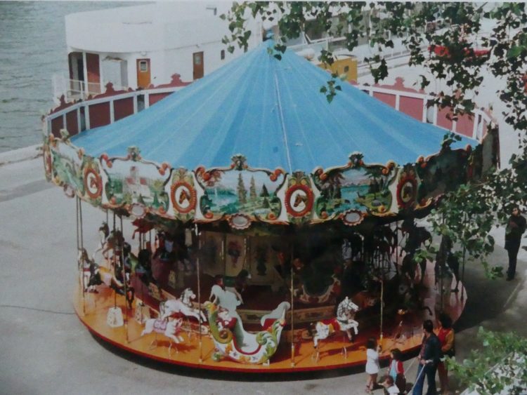 Image (non contractuelle) du carrousel dans les années 1970 avant son démontage.
