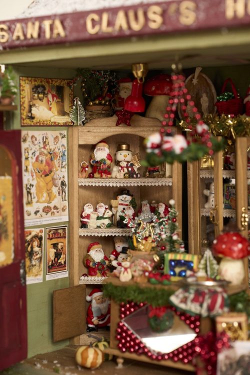 Denyse Denisselle (1920-2019), Santa Claus’s House, diorama miniature, technique mixte. Hauteur : 44 cm Largeur : 60 cm Profondeur : 40 cm. Estimation : 300 euros - 500 euros.