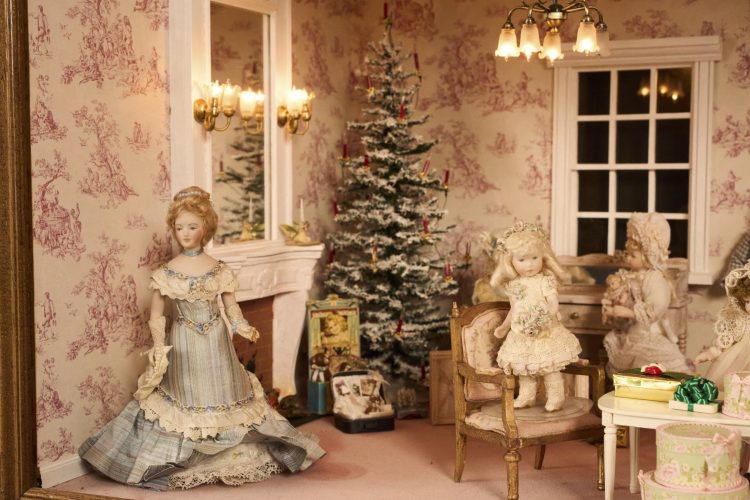 (Détail) Denyse Denisselle (1920-2019), L’Ouverture des cadeaux, diorama miniature, technique mixte. Hauteur : 35 cm Largeur : 70 cm Profondeur : 36,5 cm. Estimation : 400 euros - 600 euros.