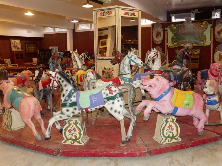 Éléments du carrousel en bois démonté avec 28 animaux, début XXe siècle. Estimation : 50 000 euros - 80 000 euros.