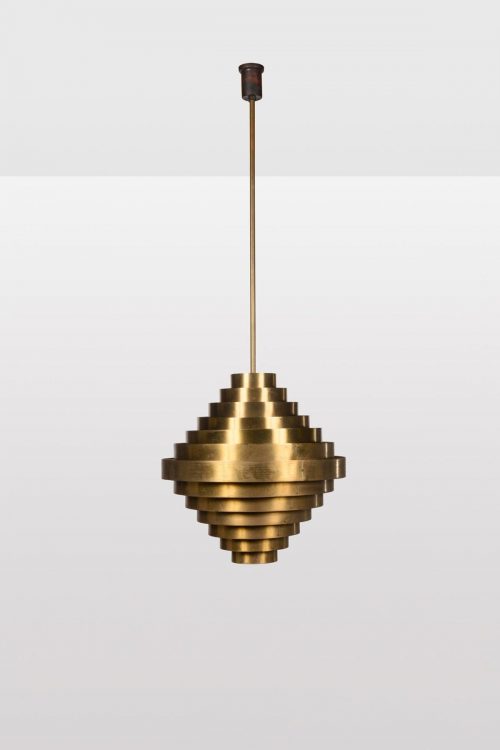 Jules Wabbes (1919-1974), Suspension à treize bandeaux, Lames de laiton massif superposées, Modèle créé vers 1968, H 135/45 × Ø45 cm. Estimation : 8 000 euros – 12 000 euros