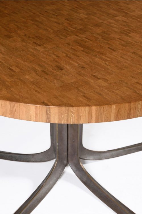 Jules Wabbes (1919-1974) Table - guéridon Bois debout de chêne et bronze brut patiné Modèle créé en 1966 H 76,5×Ø122,5cm