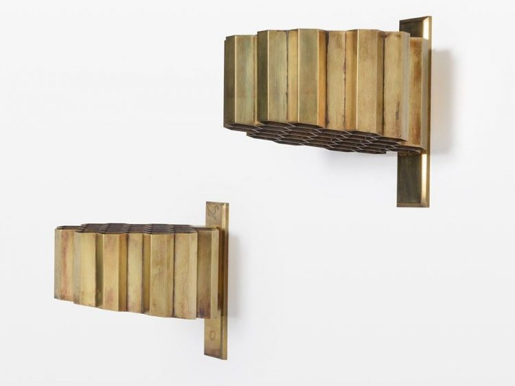 Jules Wabbes (1919-1974), Paire d’appliques dites « Nid d’Abeille », Laiton massif patiné, Modèle créé en 1953, H 25 × L 25,5 × P 27 cm. Estimation : 5 000 euros – 7 000 euros