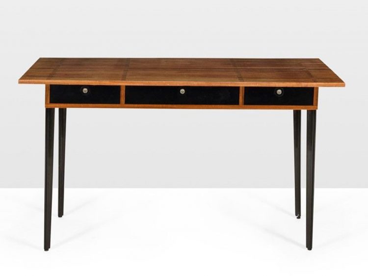 Jules Wabbes (1919-1974), Bureau dit « Gérard Philipe », Wengé massif lamellé collé, acier à patine canon de fusil et contreplaqué noir, Modèle créé vers 1952, H 78 × L 140 × P 73,5 cm. Estimation : 20 000 euros – 30 000 euros