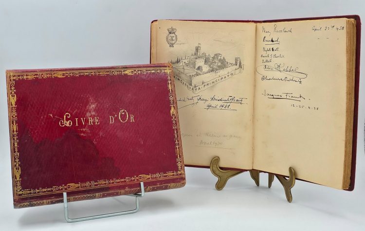 Réunion de deux livres d’or accueillant les signatures, dédicaces, caricature et croquis des convives de 1929 à 1986 reçus successivement par Elizabeth Ridgway, comtesse de Breteuil puis princesse Chavchavadze, sa fille Hélène, puis son petit-fils Jacques Peltzer à Vincigliata et vraisemblablement une propriété à Gambais. Le premier relié en plein, plat frappé à l'or du titre Vincigliata, le second à l'imitation d'un maroquin avec ferrure et clef à riche décor doré au petit fer et portant l'inscription Livre d'Or. 28,5 x 20,5 cm et 28 x 22 cm. Pour les deux, état d'usage, accidents, pages vierges. Provenance : Conservé dans la famille depuis l'origine puis succession de Jacques Peltzer. Estimation : 800 euros - 1 500 euros.
