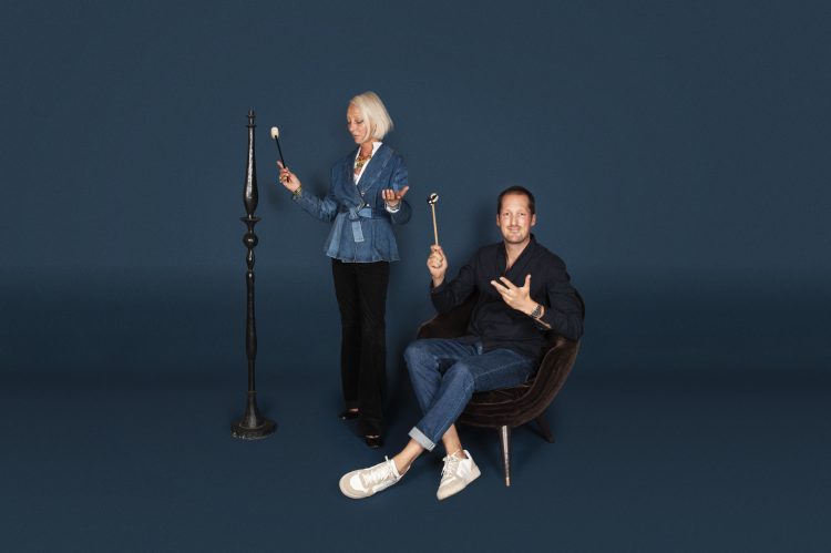 Valérie et Jules Régis aux côtés du lampadaire Giacometti vendu 582 800 euros (frais inclus).