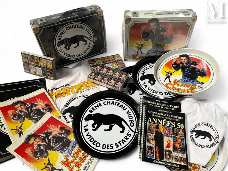Goodies 1 mallette René Chateau Vidéo "la Vidéo des Stars" - 1 mallette Elvis Presley King Creole - 1 t-shirt Lubrifiant Panthère - 1 t-shirt René Chateau Vidéo "la Vidéo des Stars" - 3 plateaux ronds René Chateau Vidéo "La Vidéo des Stars" - 2 cahiers à spirale "Les plus belles affiches des années 50" - 1 pack d'allumettes - 2 classeurs René Chateau Vidéo "La Vidéo des Stars" - 2 cahiers Elvis Presley King Creole - 2 plateaux ronds Elvis Presley King Creole