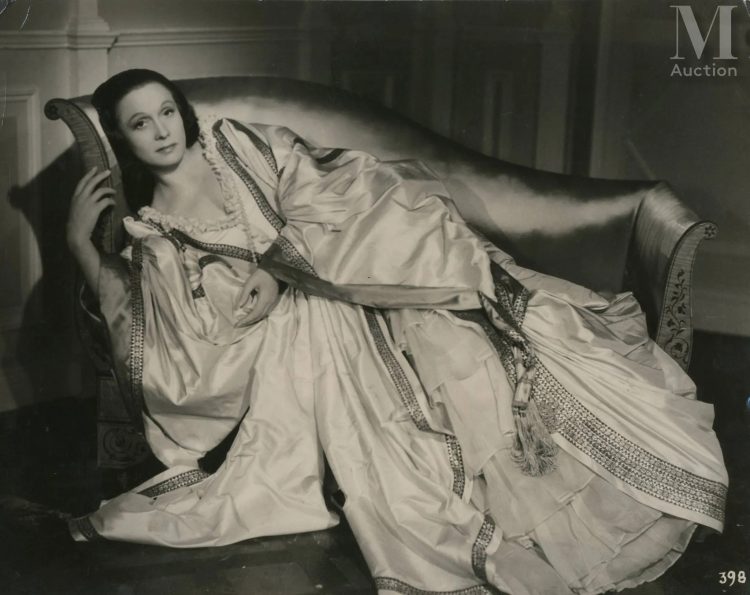 ARLETTY Dans le film Les Enfants du paradis de Marcel Carné, 1943-1945 Tirage argentique d'époque sur papier cartoline, numéroté dans l'image "398", cachet "Photo Pathé-Cinéma" et "Archives Maurice Bessy" au dos 22 x 30 cm
