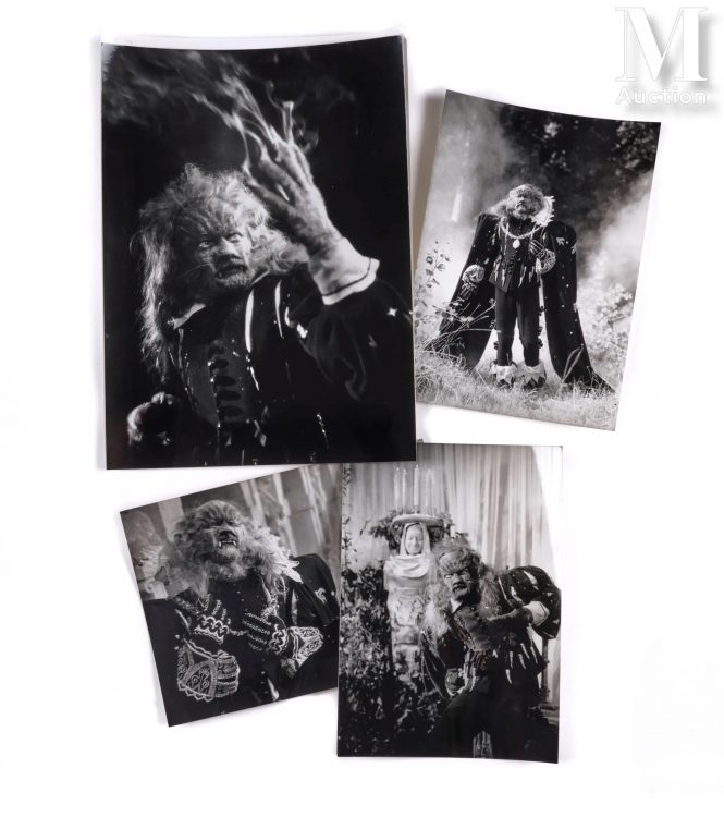 LA BELLE ET LA BÊTE Josette Day et Jean Marais dans le film de Jean Cocteau, 1946 Josette Day et Jean Marais dans le film de Jean Cocteau, 1946 10 tirages argentiques d’époque sur papier cartoline, portant l’indication du film et crédit du photographe Aldo dans l’image (7) et 11 tirages postérieurs - Env. 24 x 30 cm, marges comprises (10) - De 13 x 18 cm à 18 x 24 cm (11)