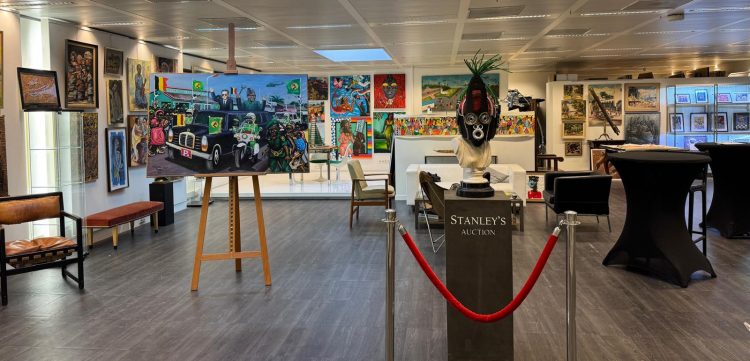 L'exposition organisée par Stanley's Auction à l'occasion de sa vente consacrée à l'art moderne et contemporain du Congo fin 2025.